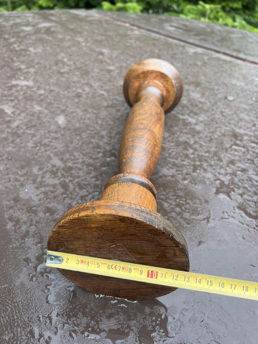 Stary dębowy toczony świecznik ze świecą kandelabr