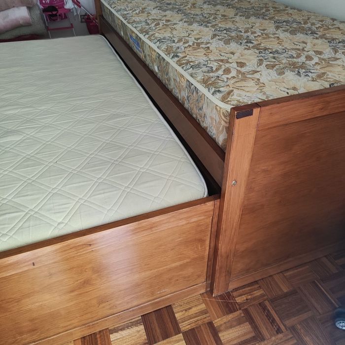 Cama de solteiro em madeira maciça com cama auxiliar + 2 colchões