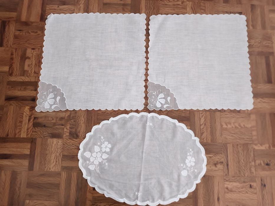 Três naperons em cambraia