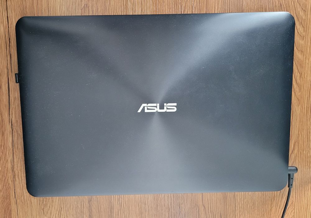 Laptop Asus R556L bez dysku częściowo uszkodzona klawiatura