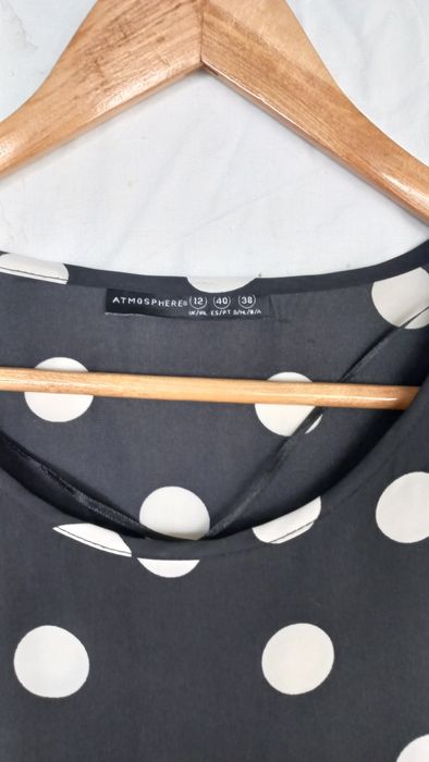 Blusa preta com bolas brancas manga 7/8