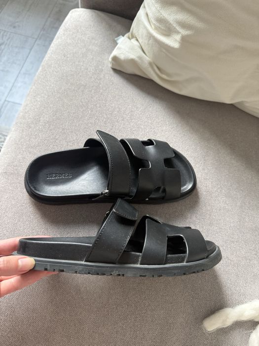 Damskie czarne klapki hermes styl