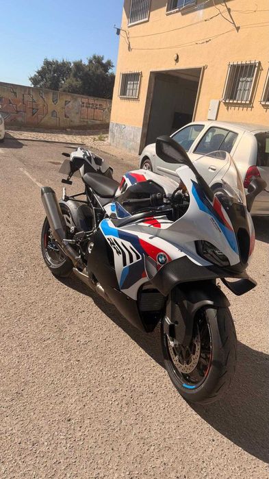 BMW M1000Rr imaculada