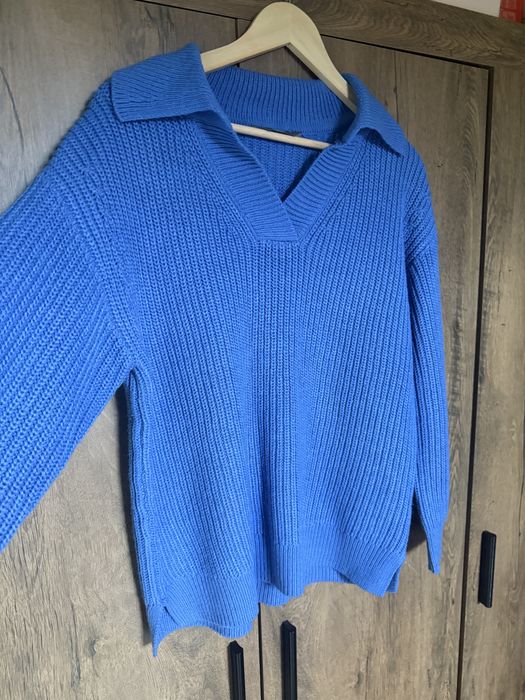 Sweterek z dekoltem w serek