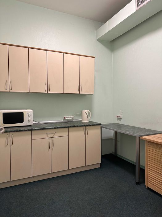 Аренда кабинета 10 кв.метров возле Севастопольской площади, ул.Пулюя 5