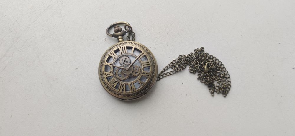 Часы с цепочкой.