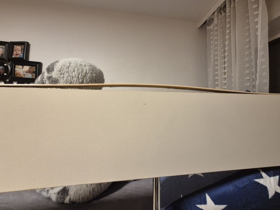 Łóżko piętrowe białe robione przez stolarza z regałami