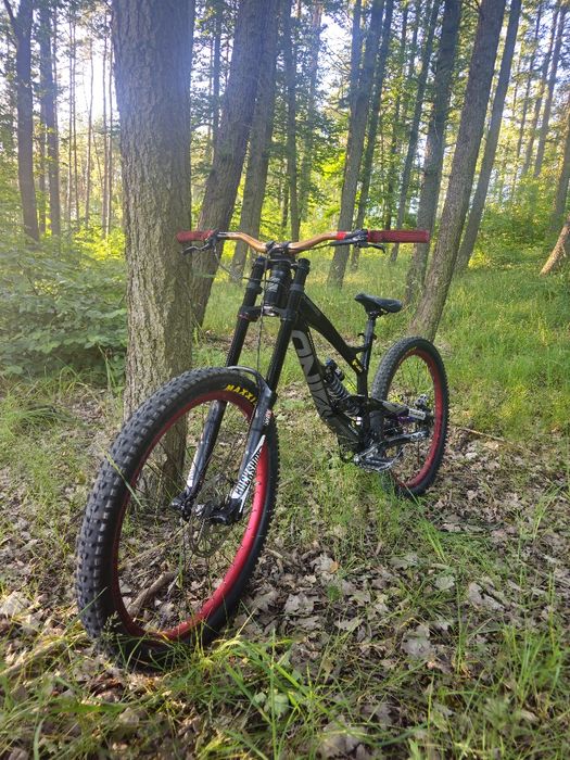 YT tues ( dh , downhill )