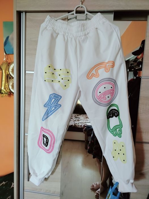 Spodnie dresowe z wzorami kolorowy