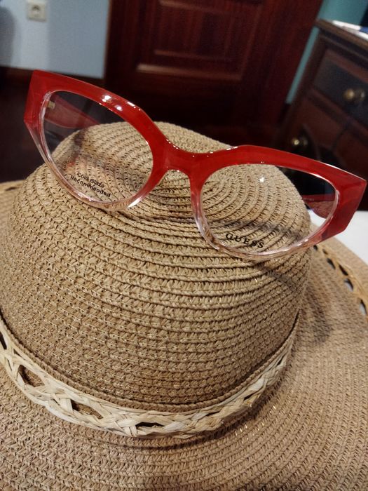 Óculos Guess vermelhos