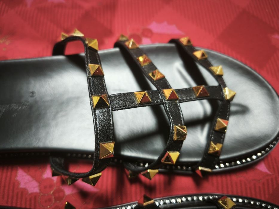Sandálias elegantes com tachas douradas 42