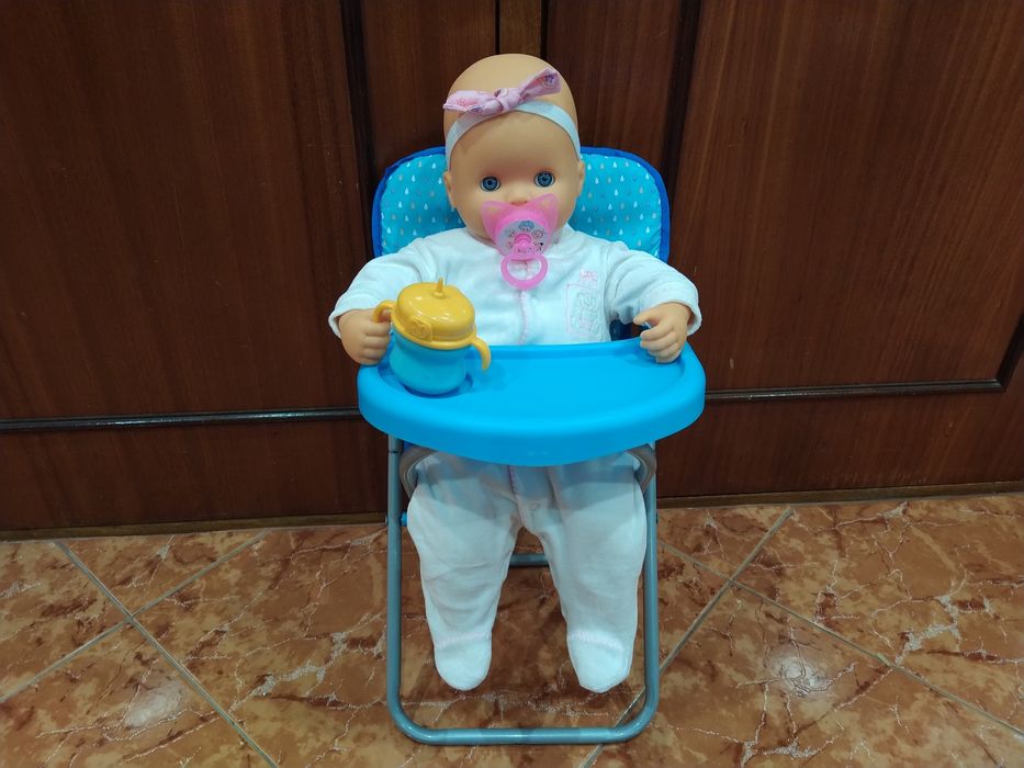 Boneca mais cadeira de refeição casa quarto apartamento vivenda gabine