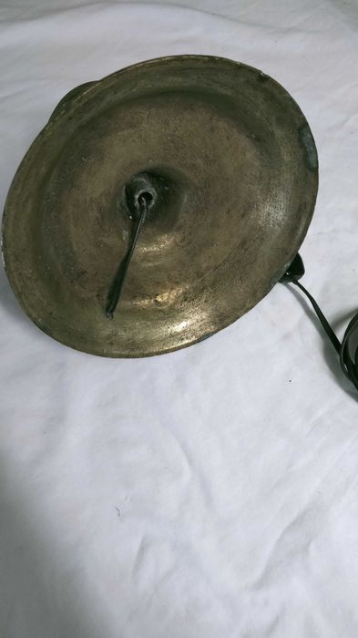 Lampa z mosiądzu.