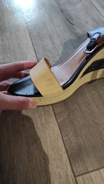 Sandałki na koturnie 38