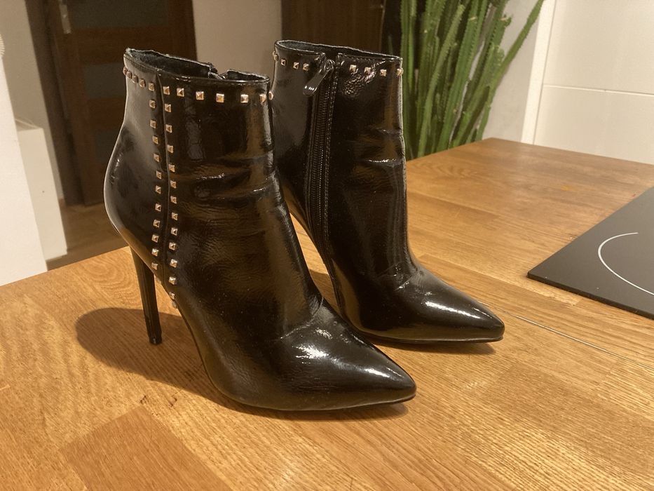 Lakierkowe z ćwiekami szpilki botki prima moda