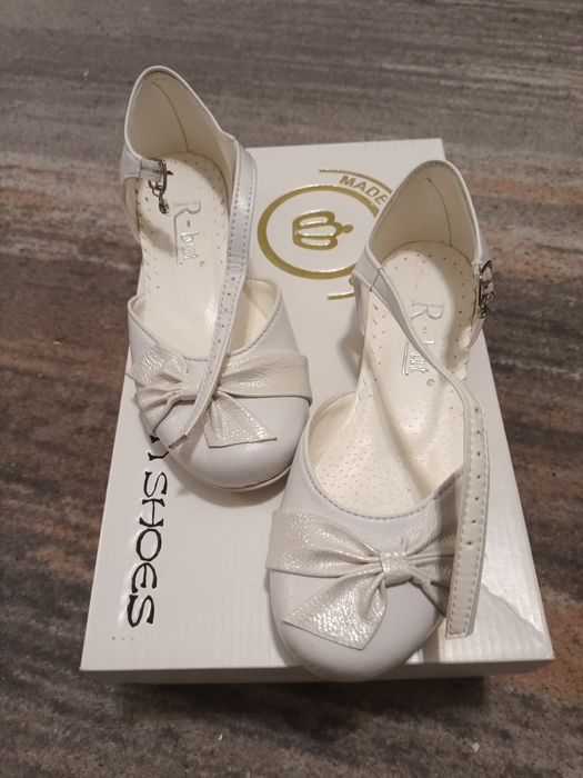 Białe buty komunijne