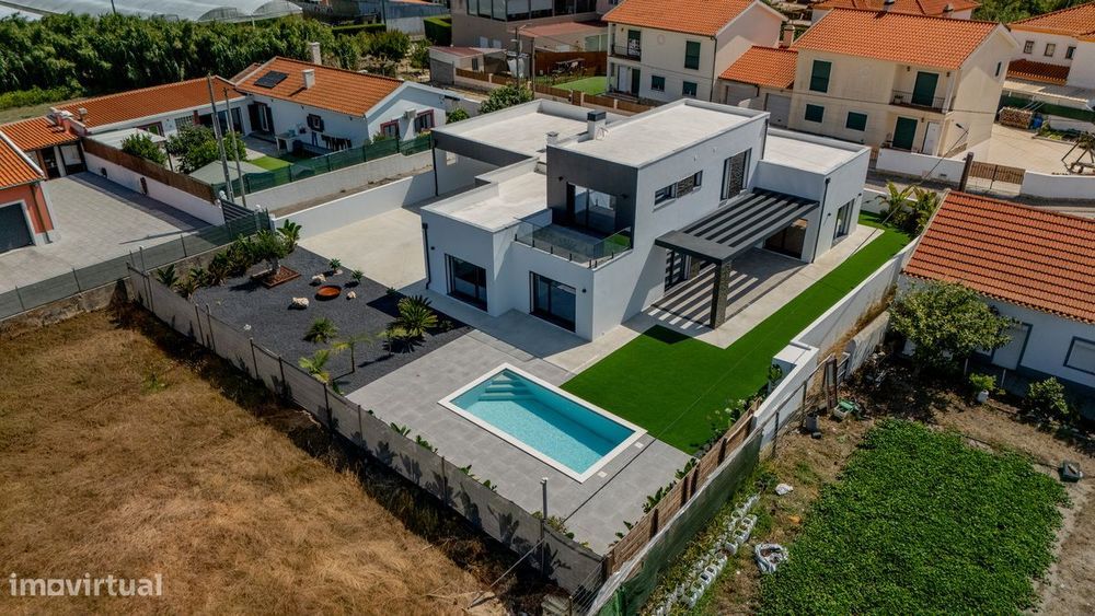 Moradia T5 de Luxo com Piscina |  a 3 Minutos da Praia de Santa Cruz
