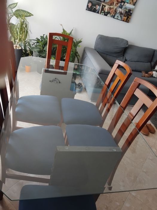 Vendo mesa  com 6 cadeiras, madeira de lei,tampo  de vidro  duplo