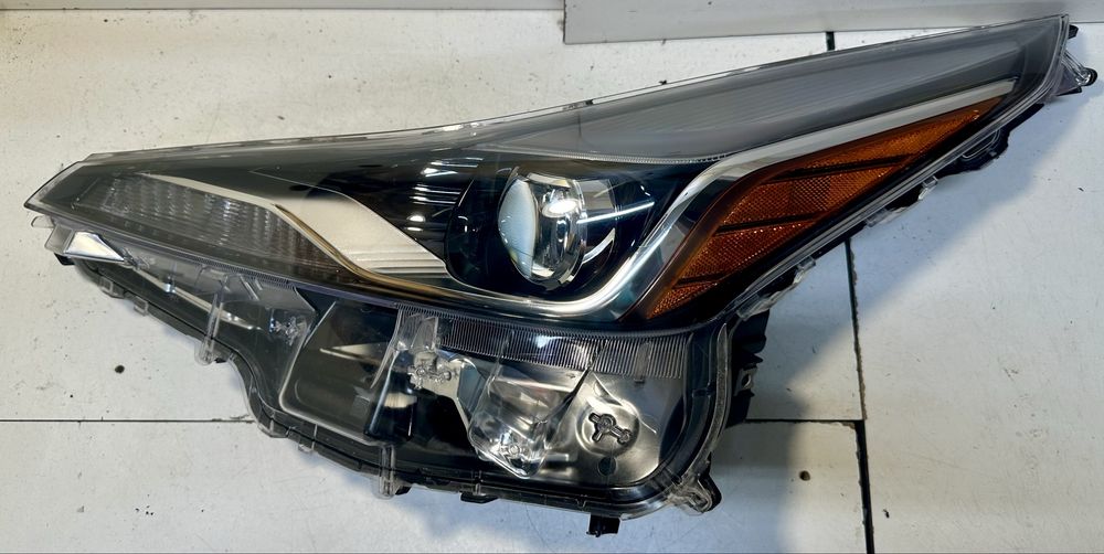 Фара левая Toyota Prius 2019 2020 2021 2022 8107047A00