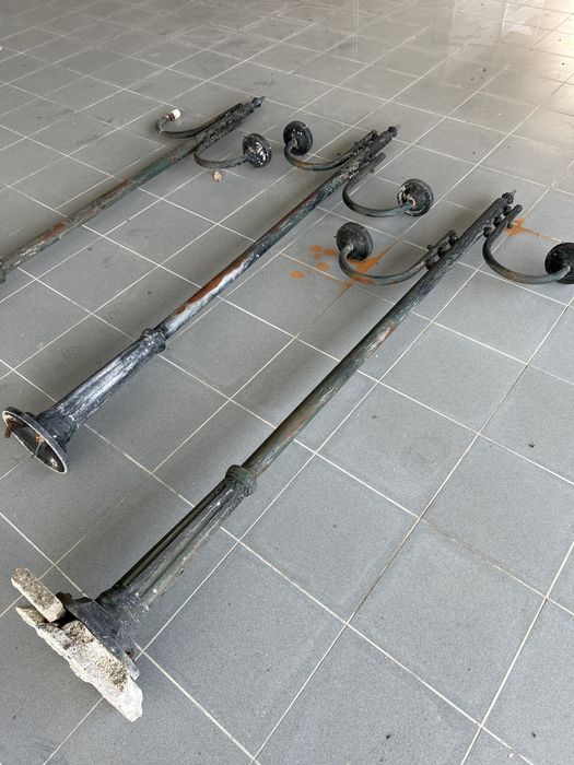 Candeeiros verticais em ferro para restauro