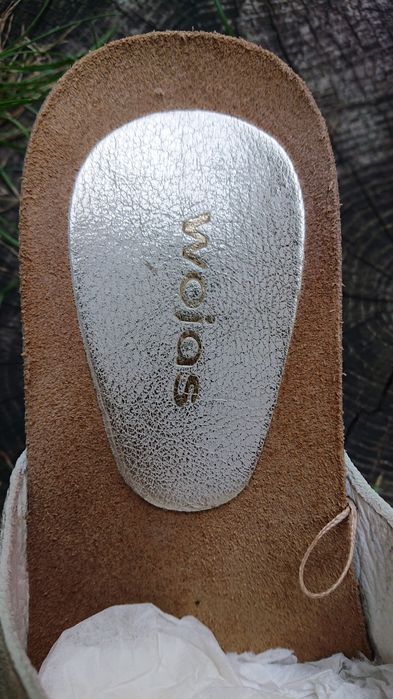 Wojas srebrne skórzane klapki koturny na korku sandałki Venezia.