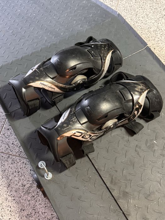 Joelheiras POD K8 Carbono