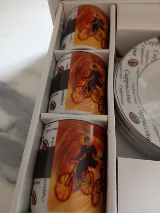 Vendo seis chávenas e pires de café novo na caixa