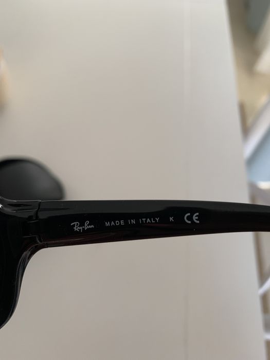 Óculos de sol de cor preta