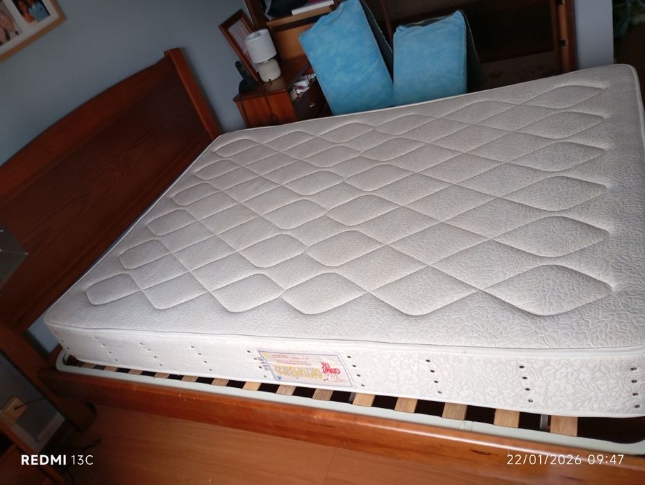 Cama de casal com colchão e estrado(valor negociável)