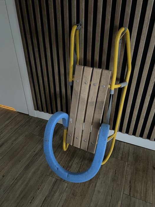 Małe sanki z oparciem