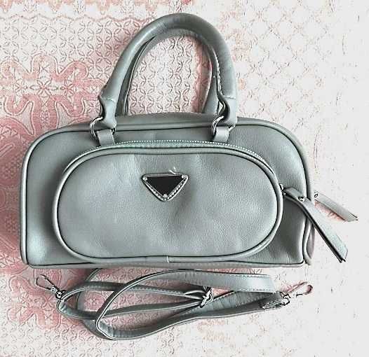 Удобная вместительная модная сумочка серого цвета, 27х15см