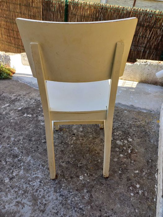 Cadeira em Madeira muito Resistente