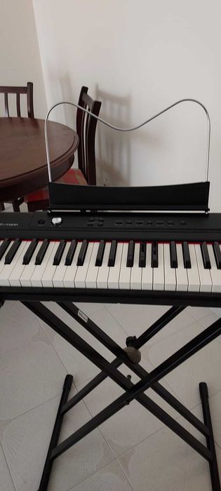 Teclado Thomann SP-320 com mala de transporte.