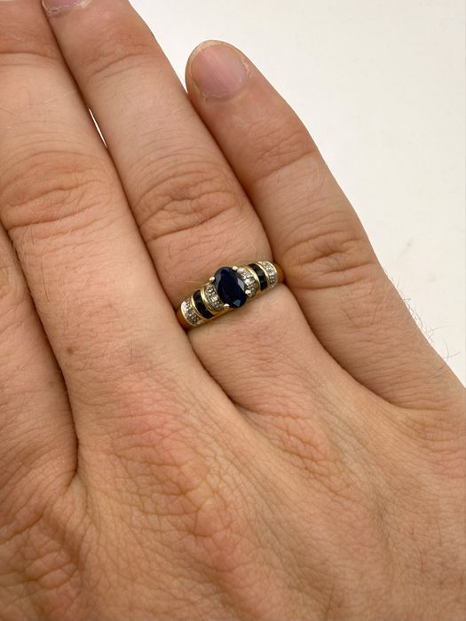 Złoty pierścionek z szafirami 0,75ct i diamentami