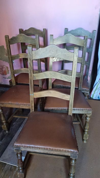 cadeiras e mesa em bom estado