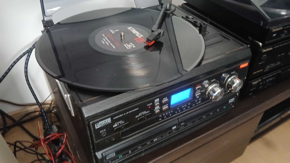Wieża, turntable, deck magnetofon oraz nagrywarka CD. Wieża stereo