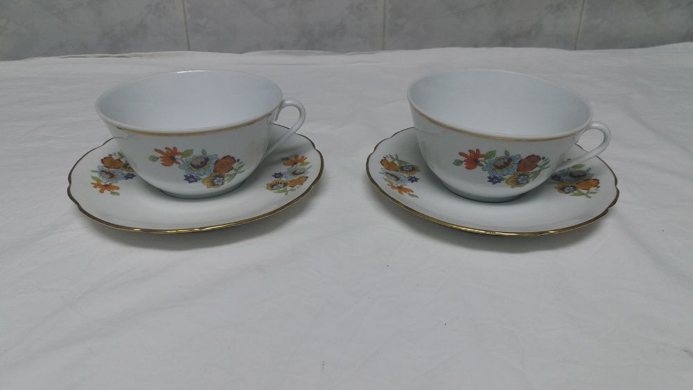 2 Chávenas de chá e respetivos pires em porcelana Chauvigny