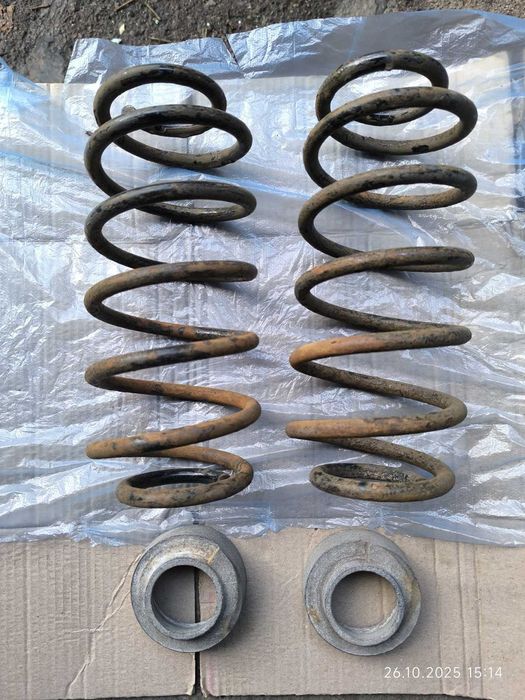 Продам пару задних(оригинал)пружин на Geely MK с проставками, , б/у