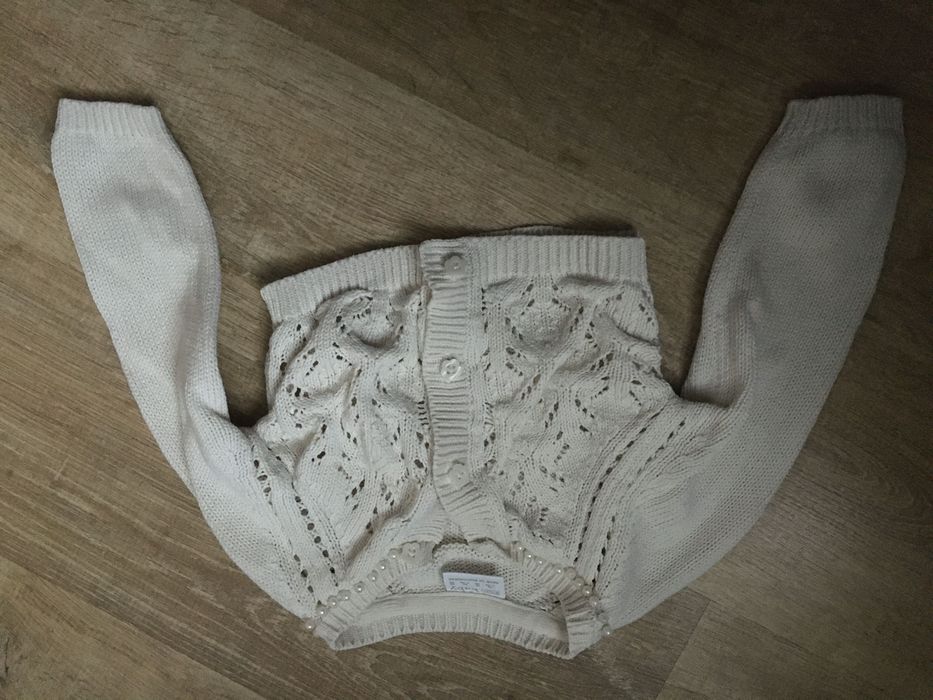 Piękny koronkowy beżowy krótki sweterek narzutka perełki Next 68