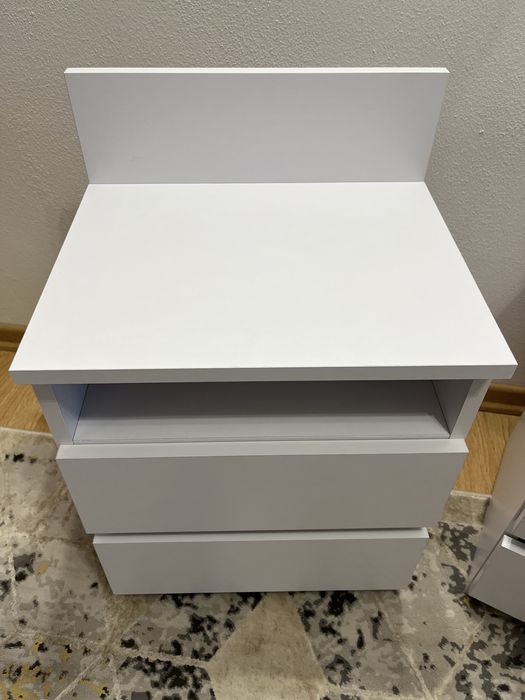 Szafki nocne z lampkami