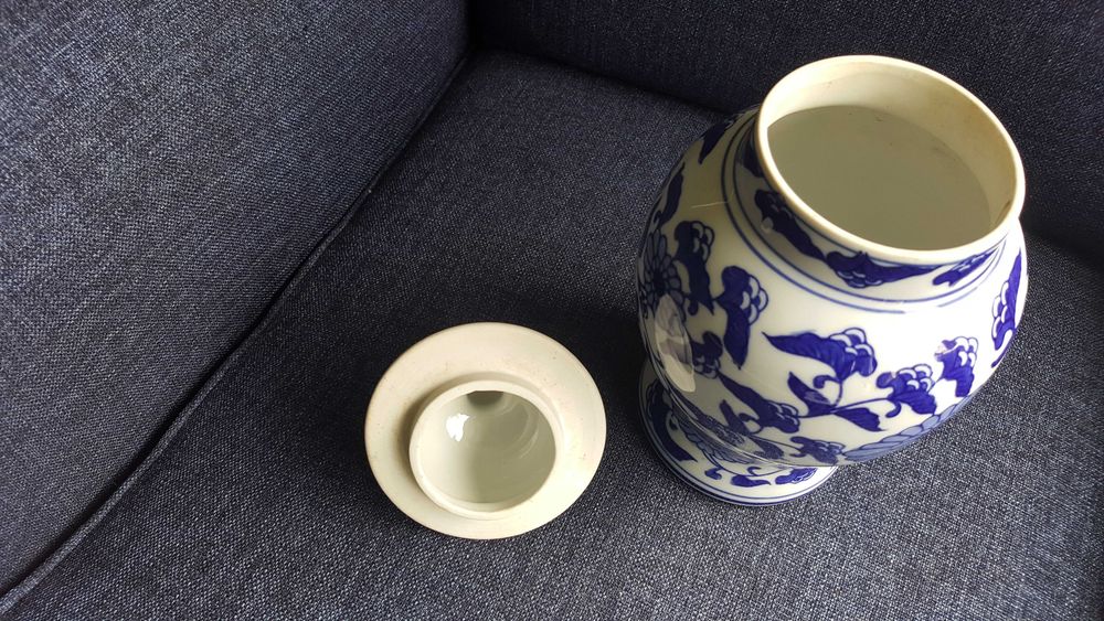 Pote branco e azul, motivo floral, em estado perfeito