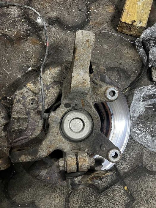 Лівий/правий кулак (цапфа) Мерседес Віто 639