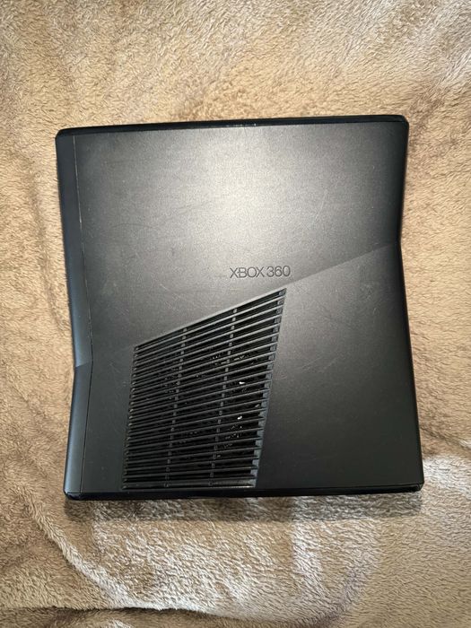 Xbox 360 S + dwa pady + kinect + gry