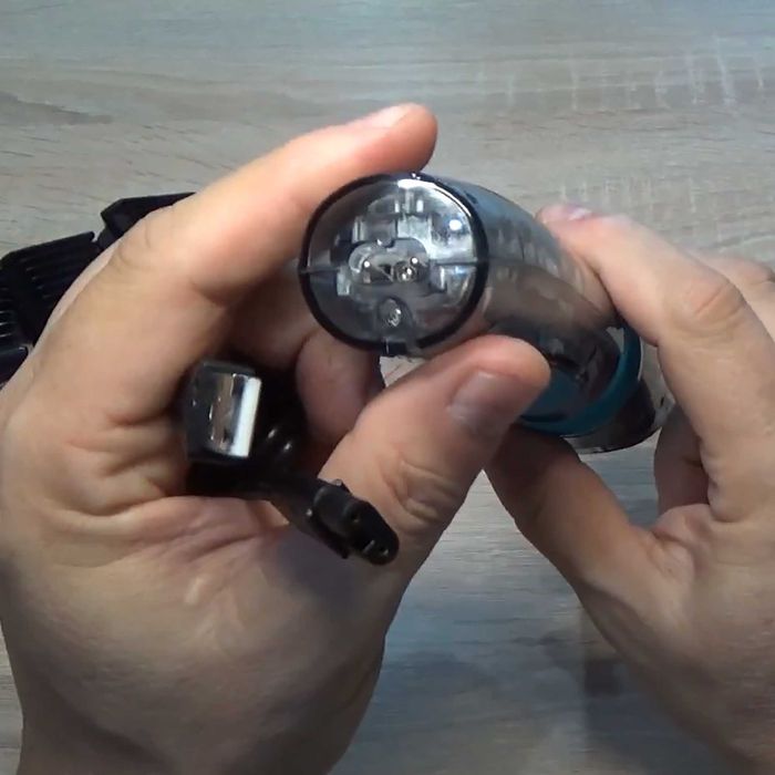 Машинка для стрижки волос и бороды с LED дисплеем и влагозащитой