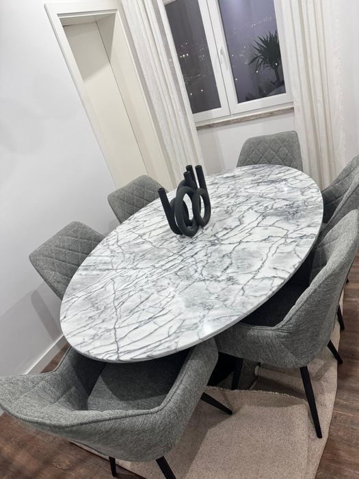 Mesa de jantar com tampo em granito e o pé em ferro