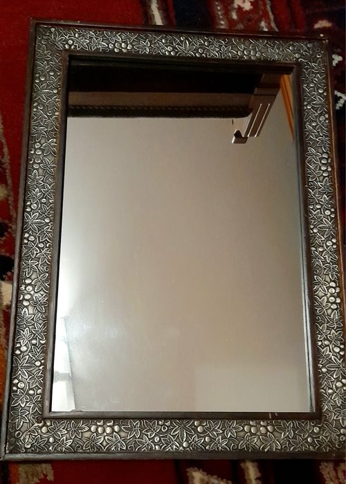 Espelho com moldura em madeira e estanho