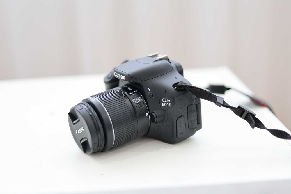Canon EOS 600D com lente EF-S 18-55mm