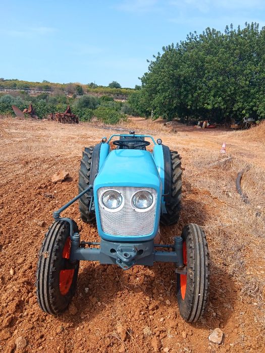 Trator echer com documentos.