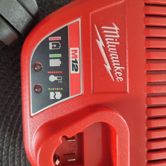 Ładowarka Milwaukee  M12