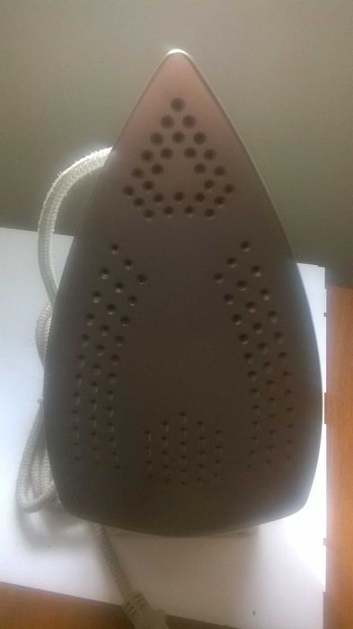 Утюг Braun 4661 SI17610 на запчасти( рабочий но клееный и течет)